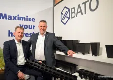 Hans Luijkx en Raymond van Mierlo van Bato Plastics met een 26 gaats tray.
